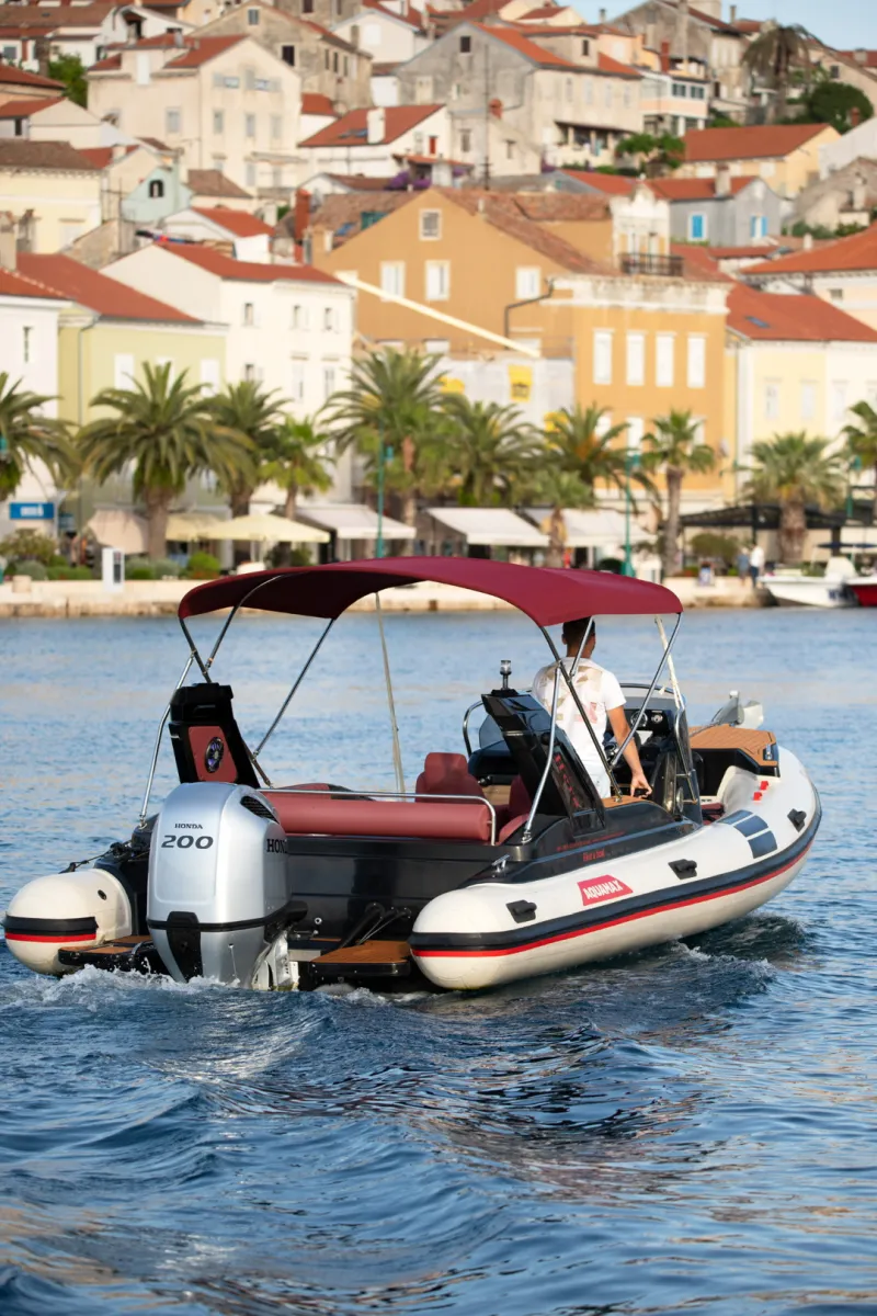 odern motorboat cruising through the waters of Mali Lošinj.